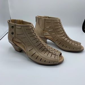 Earth Shoes Carson Vicki Hook/Loop Closure Zip Up